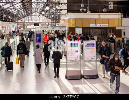 Metropolitana di Londra (la metropolitana); mostra la stazione di Earls Court con barriere per i biglietti che portano alle linee District e Piccadilly e a molti pendolari Foto Stock