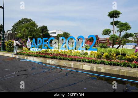 Bangkok, Thailandia. 11th Nov 2022. Sui terreni fuori dal Palazzo Grande, i funzionari installano un cartello per le pubbliche relazioni APEC 2022. La Thailandia ospita la cooperazione economica Asia-Pacifico (APEC) attraverso il vertice dei leader dell'APEC. Si svolgerà dal 18-19 novembre 2022 al Queen Sirikit National Convention Center (QSNCC) con il tema "Open Connect Balance". La Thailandia ha ospitato 2 volte, la prima volta nel 1992 e la seconda nel 2003. (Foto di Teera Noisakran/Pacific Press) Credit: Pacific Press Media Production Corp./Alamy Live News Foto Stock