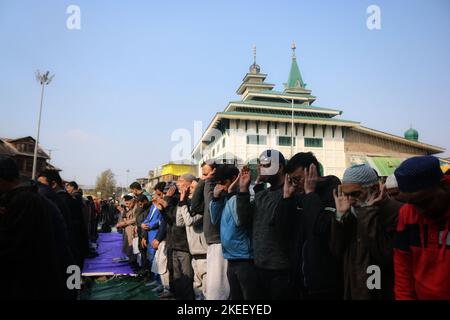 Srinagar, India. 11th Nov 2022. I devoti musulmani di Kashmiri offrono preghiere sulla strada fuori del santuario di Sufi saint Sheikh Syed Abdul Qadir Jeelani in occasione del suo anniversario di morte a Srinagar, Kashmir controllato dagli indiani, Venerdì, 11 novembre 2022. (Foto di Mubashir Hassan/Pacific Press) Credit: Pacific Press Media Production Corp./Alamy Live News Foto Stock