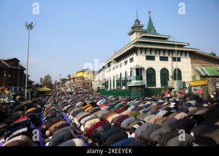 Srinagar, India. 11th Nov 2022. I devoti musulmani di Kashmiri offrono preghiere sulla strada fuori del santuario di Sufi saint Sheikh Syed Abdul Qadir Jeelani in occasione del suo anniversario di morte a Srinagar, Kashmir controllato dagli indiani, Venerdì, 11 novembre 2022. (Foto di Mubashir Hassan/Pacific Press) Credit: Pacific Press Media Production Corp./Alamy Live News Foto Stock