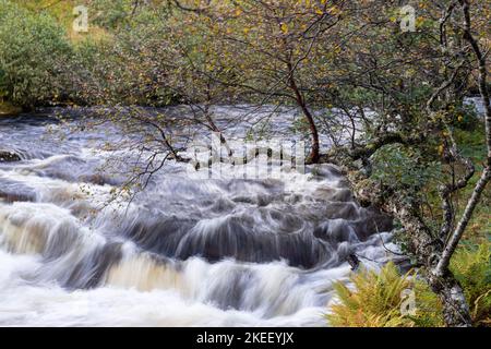 Cascata sul fiume Dundonnell nelle Highlands della Scozia Foto Stock