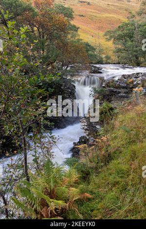 Cascata sul fiume Dundonnell nelle Highlands della Scozia Foto Stock