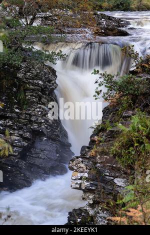 Cascata sul fiume Dundonnell nelle Highlands della Scozia Foto Stock
