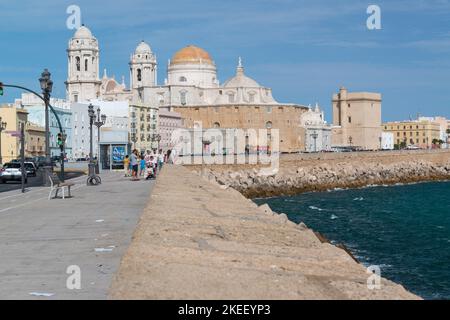 Passeggiata sul lungomare con la Catedral de Cadice sullo sfondo. Cadice, provincia dell'Andalusia, Spagna Foto Stock