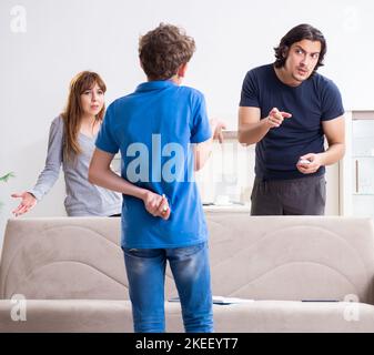 Il concetto di fumo minorile con il ragazzo e la famiglia Foto Stock