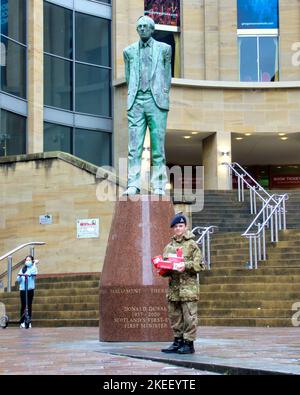 Glasgow, Scozia, Regno Unito 12th novembre 2022. Venditori di papavero sul miglio di stile della Scozia, Buchanan Street ha visto i cadetti fuori in vigore. Credit Gerard Ferry/Alamy Live News Foto Stock