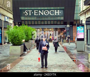 Glasgow, Scozia, Regno Unito 12th novembre 2022. Venditori di papavero sul miglio di stile della Scozia, Buchanan Street ha visto i cadetti fuori in vigore. Credit Gerard Ferry/Alamy Live News Foto Stock