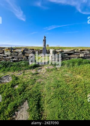 BALLYCASTLE, COUNTY MAYO, REPUBBLICA D'IRLANDA - LUGLIO 15 2022 : la statua di San Patrizio si trova a Downpatrick Head, non lontano dal mare stack. Foto Stock