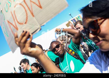 Sharm El Sheikh, Egitto. 12th Nov 2022. Gli attivisti del clima partecipano alla COP27 marcia della Coalizione durante la 2022 Conferenza delle Nazioni Unite sul cambiamento climatico COP27, come parte della Giornata Mondiale d’azione. Credit: Gehad Hammy/dpa/Alamy Live News Foto Stock