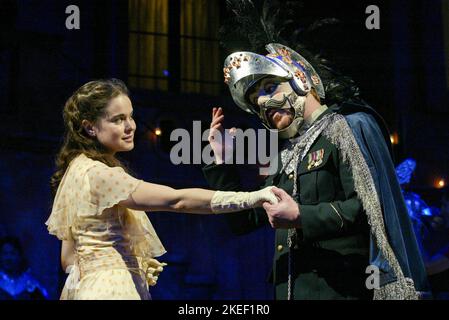 Kirsten Parker (Hero), Clive Wood (Don Pedro) in MUCH ADO ABOUT NOTHING di Shakespeare alla Royal Shakespeare Company (RSC), Royal Shakespeare Theatre, Stratford-upon-Avon, Inghilterra 09/05/2002 design: Stephen Brimson Lewis Lighting: Tim Mitchell Movement: Terry John Bates regista: Gregory Doran Foto Stock