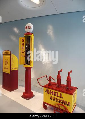 Pompe carburante per auto d'epoca con logo Shell al Museo Mercedes-Benz. Foto Stock