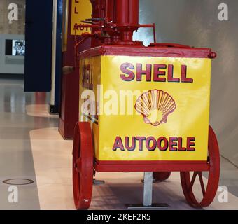 Stoccarda, Germania. 28th Ott 2022. Pompe carburante per auto d'epoca con logo Shell al Museo Mercedes-Benz. (Foto di Igor Golovniov/SOPA Images/Sipa USA) Credit: Sipa USA/Alamy Live News Foto Stock