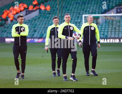 Norwich, Regno Unito. 12th Nov 2022. Ufficiali della partita prima della partita del Campionato Sky Bet tra Norwich City e Middlesbrough a Carrow Road il 12th 2022 novembre a Norwich, Inghilterra. (Foto di Mick Kearns/phcimages.com) Credit: PHC Images/Alamy Live News Foto Stock