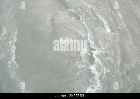 Acqua di whisky in rapido movimento sulle correnti onde del fiume ruscello nel fiume Foto Stock