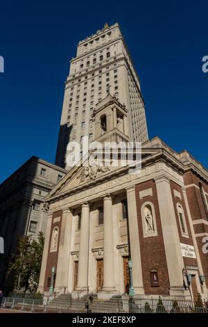 Saint Andrew Roman Catholic Church si trova nel centro di Manhattan vicino alla Police plaza, New York City, USA 2022 Foto Stock