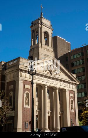 Saint Andrew Roman Catholic Church si trova nel centro di Manhattan vicino alla Police plaza, New York City, USA 2022 Foto Stock