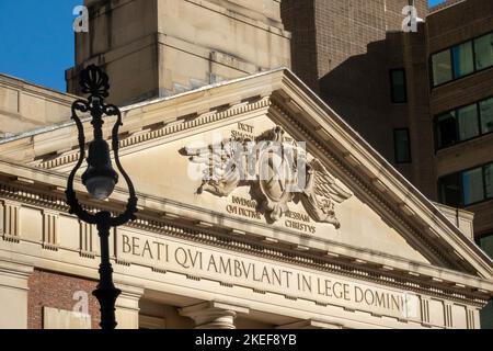 Saint Andrew Roman Catholic Church si trova nel centro di Manhattan vicino alla Police plaza, New York City, USA 2022 Foto Stock