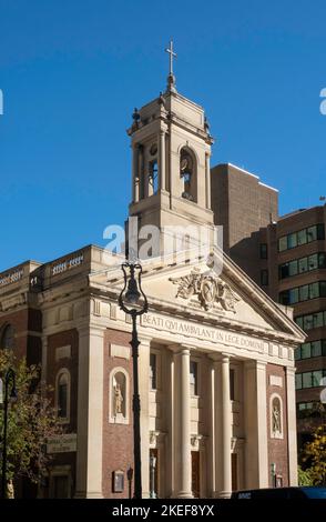 Saint Andrew Roman Catholic Church si trova nel centro di Manhattan vicino alla Police plaza, New York City, USA 2022 Foto Stock