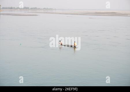 Pesca in barca nel fiume con la rete Foto Stock