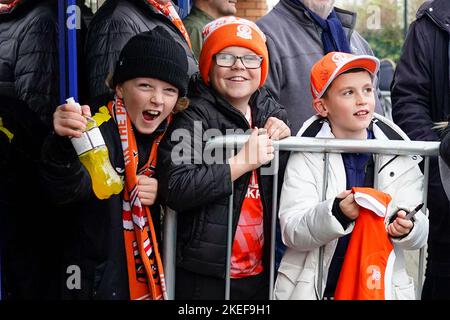 I giovani fan di Blackpool aspettano che la squadra arrivi prima della partita del campionato Sky Bet Wigan Athletic vs Blackpool al DW Stadium, Wigan, Regno Unito, 12th novembre 2022 (Photo by Steve Flynn/News Images) Foto Stock