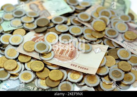 Pile di banconote e monete egiziane di 1 EGP LE una libbra egiziana e mezzo una libbra 50 cinquanta piasters, pile di sfondo di valuta egiziana, eco Foto Stock