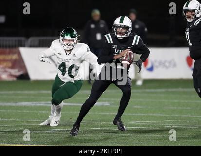 Hilsboro Stadium, Hillsboro, OREGON, Stati Uniti. 11th Nov 2022. Il quartback dei Portland state Vikings Dante Chachere (15) sfugge a un sacco dal lineman difensivo dei Sacramento state Hornets Killian Rosko (40) durante la partita di football NCAA tra gli Hornets of SAC state e i Portland state Vikings allo stadio Hilsboro, Hillsboro, OREGON. Larry C. Lawson/CSM (Cal Sport Media via AP Images). Credit: csm/Alamy Live News Foto Stock