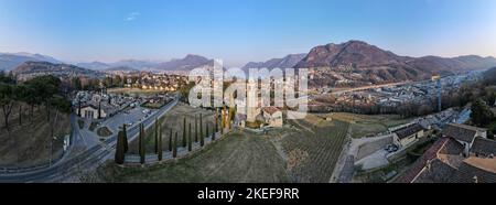 Vista sui droni nella chiesa e nel cimitero di Gentilino vicino a Lugano in Svizzera Foto Stock