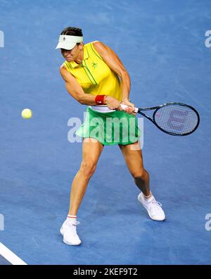 Ajla Tomljanovic dell'Australia in azione contro Harriet Dart della Gran Bretagna durante la partita semifinale della Billie Jean King Cup tra Gran Bretagna e Australia all'Emirates Arena, Glasgow. Data di emissione: Sabato 12 novembre 2022. Foto Stock