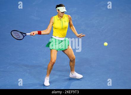 Ajla Tomljanovic dell'Australia in azione contro Harriet Dart della Gran Bretagna durante la partita semifinale della Billie Jean King Cup tra Gran Bretagna e Australia all'Emirates Arena, Glasgow. Data di emissione: Sabato 12 novembre 2022. Foto Stock