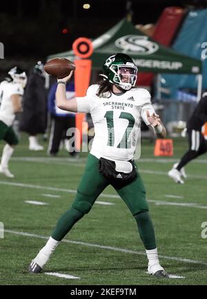 Hilsboro Stadium, Hillsboro, OREGON, Stati Uniti. 11th Nov 2022. Il quarterback degli Hornets statali di Sacramento Jake Dunneway (12) subentra nel quarto trimestre durante la partita di football NCAA tra gli Hornets of SAC state e i Portland state Vikings all'Hilsboro Stadium, Hillsboro, OREGON. Larry C. Lawson/CSM (Cal Sport Media via AP Images). Credit: csm/Alamy Live News Foto Stock