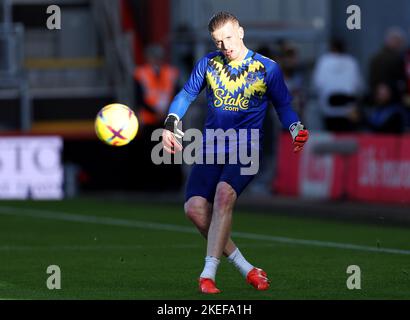 Jordan Pickford, portiere di Everton, si scalda davanti alla partita della Premier League al Vitality Stadium di Bournemouth. Data immagine: Sabato 12 novembre 2022. Foto Stock