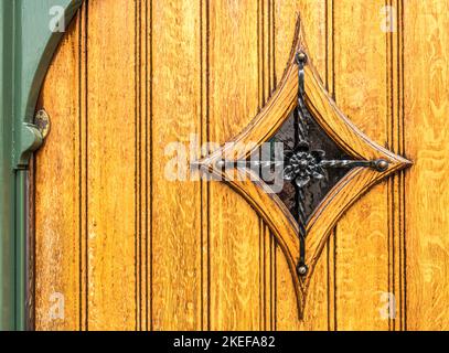 Spioncino e lucchetto su una vecchia porta di legno, Utrecht, Paesi Bassi Foto Stock