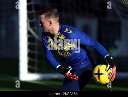 Jordan Pickford, portiere di Everton, si scalda davanti alla partita della Premier League al Vitality Stadium di Bournemouth. Data immagine: Sabato 12 novembre 2022. Foto Stock