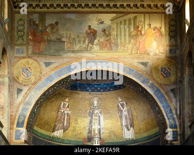 Roma. Italia. Interno della chiesa di Sant'Agnese fuori le Mura (Sant'Agnese fuori le mura). In alto, affresco sull'arco trionfale raffigura il martirio Foto Stock