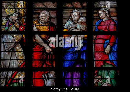 Da sinistra a destra: Vescovo San Nicola, Giovanni Battista, Vergine Maria e Cristo Bambino, e Santa Caterina. Vetrata creata da Lambert van Noort e Digman Meynaert e regalata nel 1555 dalla città olandese di Amsterdam all'Oude Kerk (Chiesa Vecchia) di Ouderkerksplein. La finestra sopravvisse ad un attacco del 1566 da parte di iconoclasti che distrussero la maggior parte delle altre opere d’arte e di arredamento della chiesa. Foto Stock