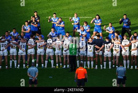 Samoa esegue un Siva Tau prima della partita di semi-finale della Coppa del mondo di Rugby presso l'Emirates Stadium, Londra. Data immagine: Sabato 12 novembre 2022. Foto Stock