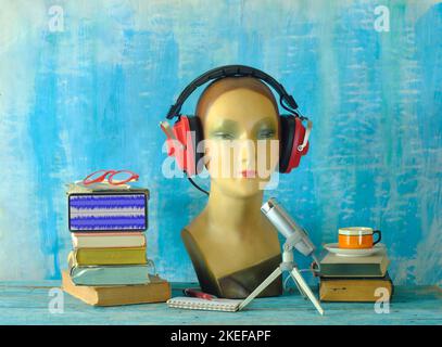 registrazione di podcast, audiolibro, musica, concept con cuffie eleganti, microfono vintage e manichino su tavolo blu, spazio copia. Foto Stock