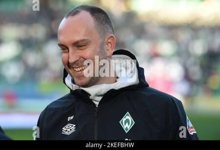 Brema, Germania. 12th Nov 2022. Calcio, Bundesliga, Giornata 15, Werder Bremen - RB Leipzig, wohninvest Weserstadion: Werder coach Ole Werner si alza durante l'intervista. Credit: Carmen Jaspersen/dpa - NOTA IMPORTANTE: In conformità ai requisiti della DFL Deutsche Fußball Liga e del DFB Deutscher Fußball-Bund, è vietato utilizzare o utilizzare fotografie scattate nello stadio e/o della partita sotto forma di sequenze di immagini e/o serie di foto simili a video./dpa/Alamy Live News Foto Stock