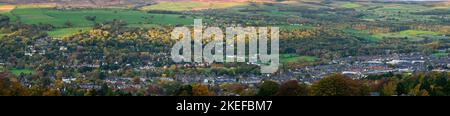 Vista panoramica alta della città di Ilkley (insediamento accoccolato nella valle, posizione panoramica, luogo idilliaco in cui vivere) - West Yorkshire, Inghilterra, Regno Unito. Foto Stock