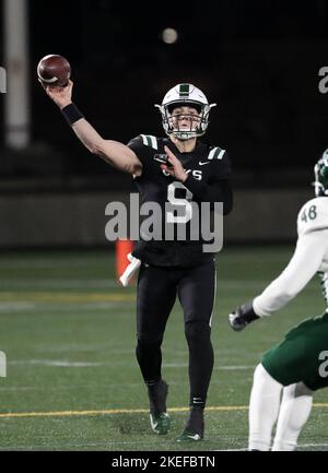 Hilsboro Stadium, Hillsboro, OREGON, Stati Uniti. 11th Nov 2022. Il quartiere dei Portland state Vikings Nathan West (9) passa durante il quarto trimestre durante la partita di football NCAA tra gli Hornets of SAC state e i Portland state Vikings all'Hilsboro Stadium, Hillsboro, OREGON. Larry C. Lawson/CSM (Cal Sport Media via AP Images). Credit: csm/Alamy Live News Foto Stock