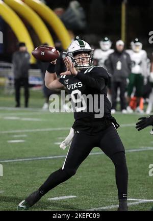 Hilsboro Stadium, Hillsboro, OREGON, Stati Uniti. 11th Nov 2022. Il quartiere dei Portland state Vikings Nathan West (9) passa durante il quarto trimestre durante la partita di football NCAA tra gli Hornets of SAC state e i Portland state Vikings all'Hilsboro Stadium, Hillsboro, OREGON. Larry C. Lawson/CSM (Cal Sport Media via AP Images). Credit: csm/Alamy Live News Foto Stock