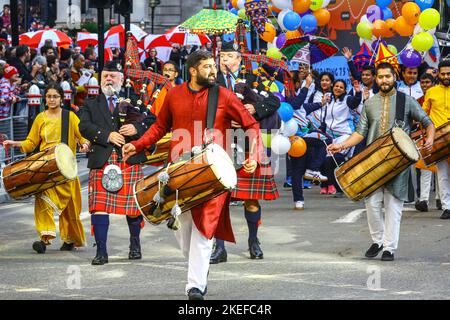 Londra, Regno Unito. 12th Nov 2022. I batteristi e i giocatori di pagpipe in kilt guidano la strada verso un gruppo colorato. L'annuale Lord parte dalla Mansion House attraverso la City di Londra, passando davanti alla Cattedrale di St Paul fino alle Corti reali di Giustizia e ritorno. Alderman Nicholas Lyons si sposta sul pullman di stato dorato e diventa il sindaco di Londra del 694th in una benedizione alla Cattedrale di San Paolo. Credit: Imageplotter/Alamy Live News Foto Stock