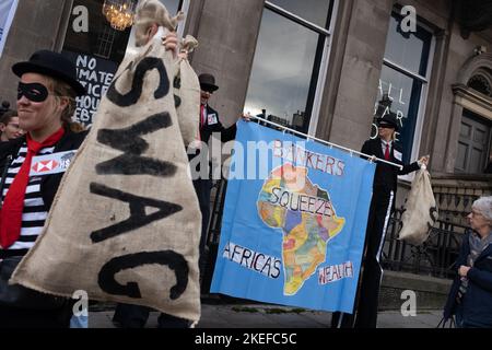 12th novembre 2022, Edimburgo, Regno Unito. Giornata mondiale di azione per la giustizia climatica marcia attraverso la città, a sostegno dei gruppi della società civile vietati di protestare alla conferenza sul clima del COP27 in Egitto, a Edimburgo, Scozia, 12 novembre 2022. Photo credit: Jeremy Sutton-Hibbert/ Alamy Live News. Foto Stock