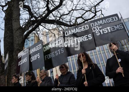 12th novembre 2022, Edimburgo, Regno Unito. Giornata mondiale di azione per la giustizia climatica marcia attraverso la città, a sostegno dei gruppi della società civile vietati di protestare alla conferenza sul clima del COP27 in Egitto, a Edimburgo, Scozia, 12 novembre 2022. Photo credit: Jeremy Sutton-Hibbert/ Alamy Live News. Foto Stock