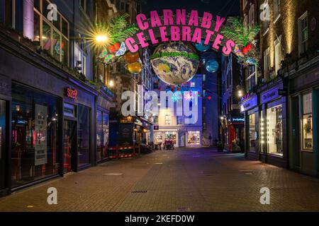 LONDRA, Regno Unito - 12 NOVEMBRE 2022: Carnaby Street Christmas Addobbi quest'anno sono una raccolta dei migliori degli ultimi 25 anni Foto Stock