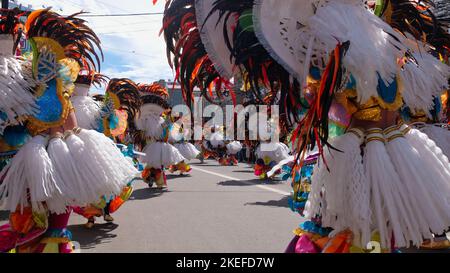 Le maschere sorridenti erano una dichiarazione del popolo di Bacolod City che si tireranno attraverso e sopravviveranno le sfide e le tragedie che sono... Foto Stock