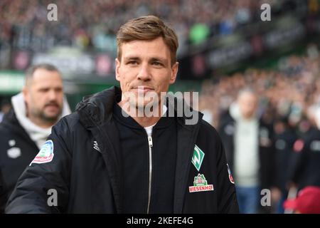 Brema, Germania. 12th Nov 2022. Soccer, Bundesliga, Matchday 15, Werder Bremen - RB Leipzig, wohninvest Weserstadion: Il capo dello scouting di Werder, Clemens Fritz sulla sua strada per la panchina. Credit: Carmen Jaspersen/dpa - NOTA IMPORTANTE: In conformità ai requisiti della DFL Deutsche Fußball Liga e del DFB Deutscher Fußball-Bund, è vietato utilizzare o utilizzare fotografie scattate nello stadio e/o della partita sotto forma di sequenze di immagini e/o serie di foto simili a video./dpa/Alamy Live News Foto Stock