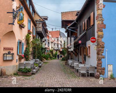 Eguisheim, Francia - 12 ottobre 2022: Case medievali tradizionali a Eguisheim in Alsazia lungo la strada del vino Foto Stock