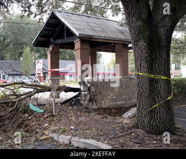 Gainesville, Florida, Stati Uniti. 11 NOV 2022. Una tempesta e fulmini danneggiato fermata dell'autobus pubblico dopo Tropical Storm Nicole. Credit: Bill Ragan/Alamy Live News Foto Stock