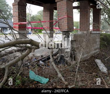 Gainesville, Florida, Stati Uniti. 11 NOV 2022. Una tempesta e fulmini danneggiato fermata dell'autobus pubblico dopo Tropical Storm Nicole. Credit: Bill Ragan/Alamy Live News Foto Stock